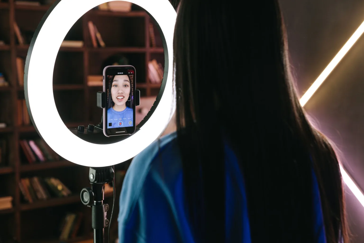 Akıllı telefon üzerinden dikey kısa video hazırlayan içerik üreticisi