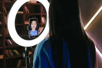 Akıllı telefon üzerinden dikey kısa video hazırlayan içerik üreticisi