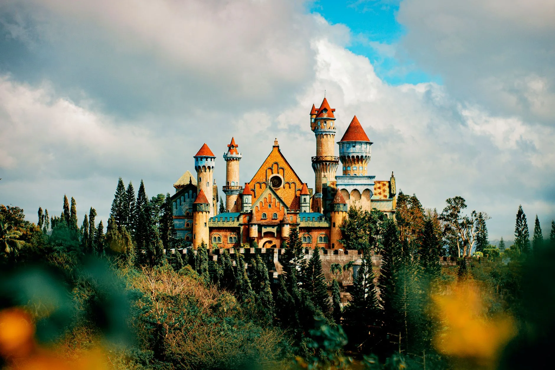 Fantastik temalı bir park alanında yer alan kale