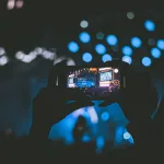 Akıllı telefonda dikey video izleyen izleyici