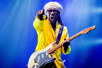 New York'taki yardım galasında sahne alan müzik grubu