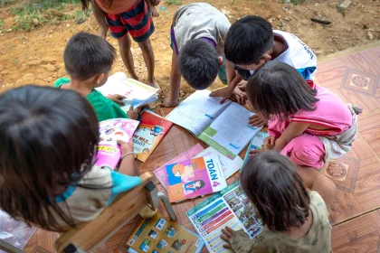 Çocukların kitap okuduğu bir topluluk etkinliği