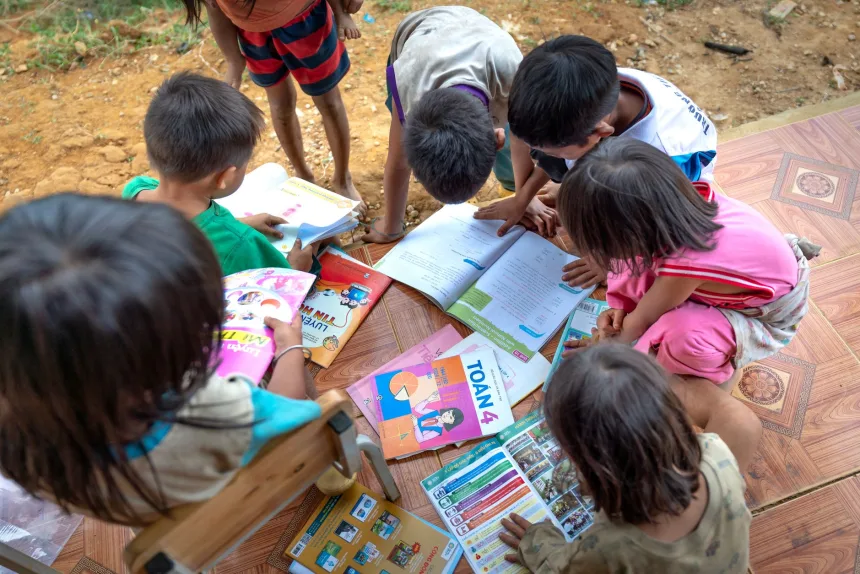 Çocukların kitap okuduğu bir topluluk etkinliği