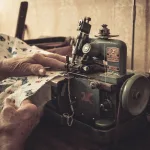 Vintage bir dikiş makinesi ve kumaşlar