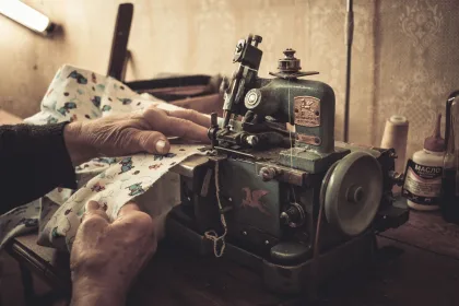 Vintage bir dikiş makinesi ve kumaşlar