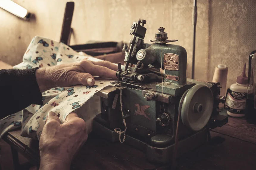 Vintage bir dikiş makinesi ve kumaşlar
