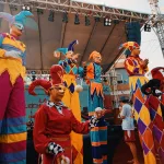 Komedi festivali sahnesinde performans sergileyen komedyen ve izleyiciler