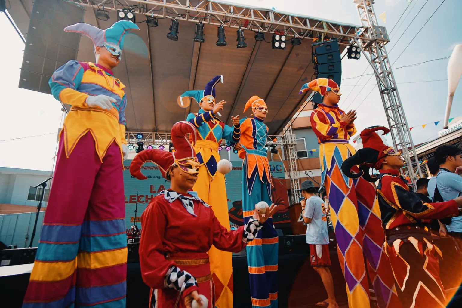 Komedi festivali sahnesinde performans sergileyen komedyen ve izleyiciler