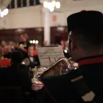 Edinburgh Kalesi önünde askeri bando gösterisini izleyen kalabalık