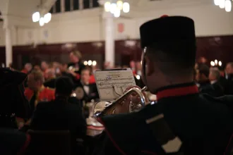 Edinburgh Kalesi önünde askeri bando gösterisini izleyen kalabalık