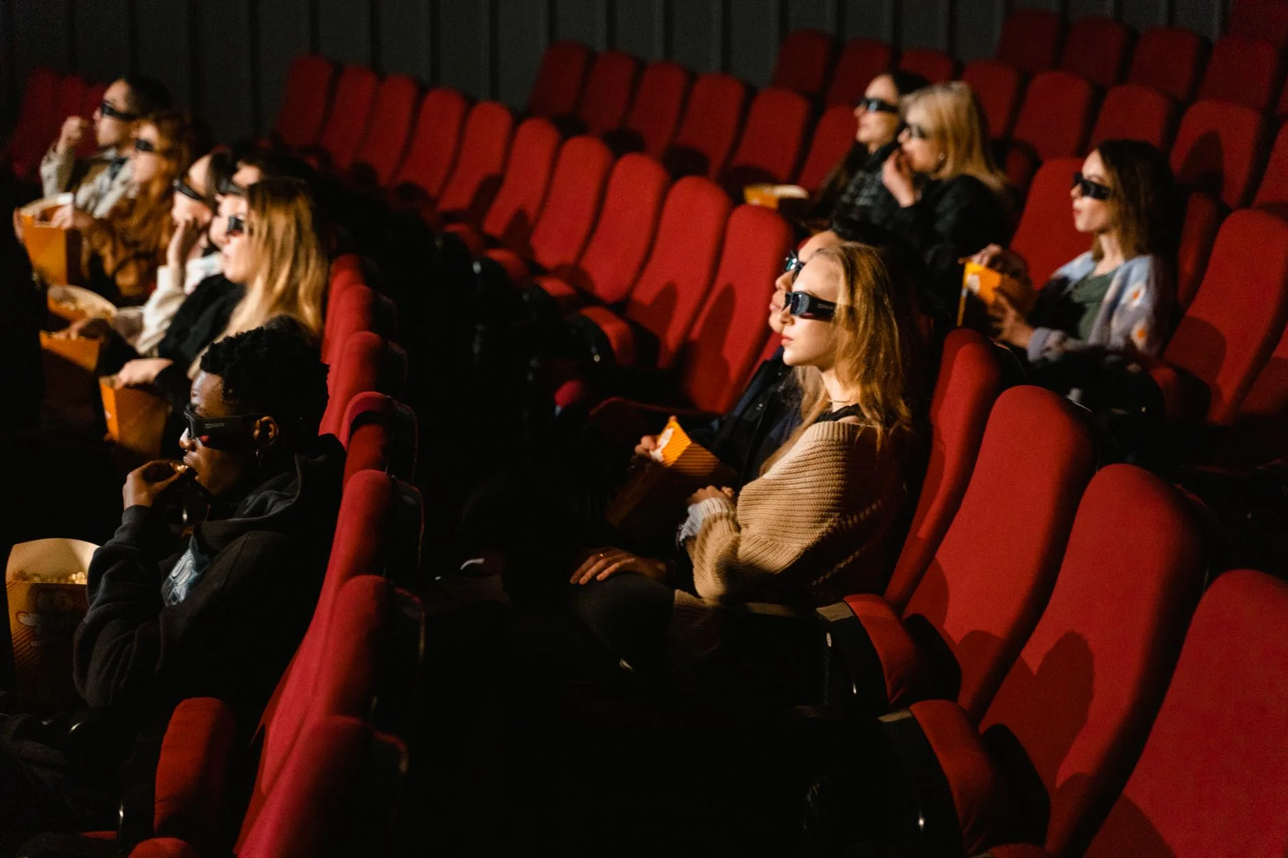 Film festivalinde gösterim izleyen sinema seyircileri