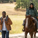 Güncel krizleri ele alan drama dizilerini temsil eden karanlık bir televizyon ekranı