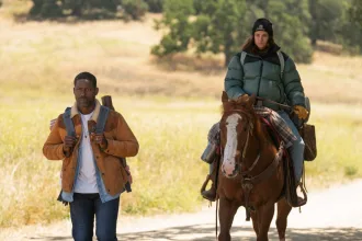 Güncel krizleri ele alan drama dizilerini temsil eden karanlık bir televizyon ekranı