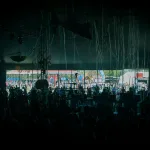 Açık alanda düzenlenen bir müzik festivalinden kalabalık görüntüsü