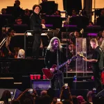 Foo Fighters ve Gustavo Dudamel’in Hollywood Bowl konserini temsil eden rock ve orkestra sahnesi