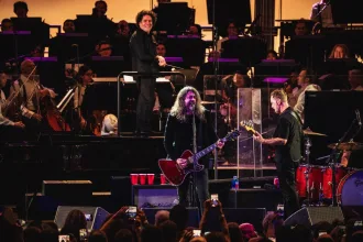 Foo Fighters ve Gustavo Dudamel’in Hollywood Bowl konserini temsil eden rock ve orkestra sahnesi