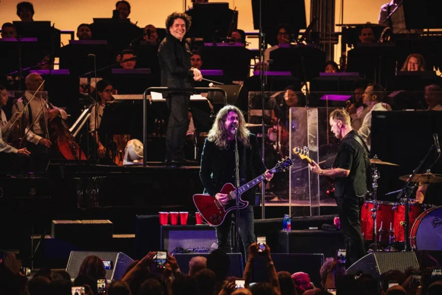 Foo Fighters ve Gustavo Dudamel’in Hollywood Bowl konserini temsil eden rock ve orkestra sahnesi