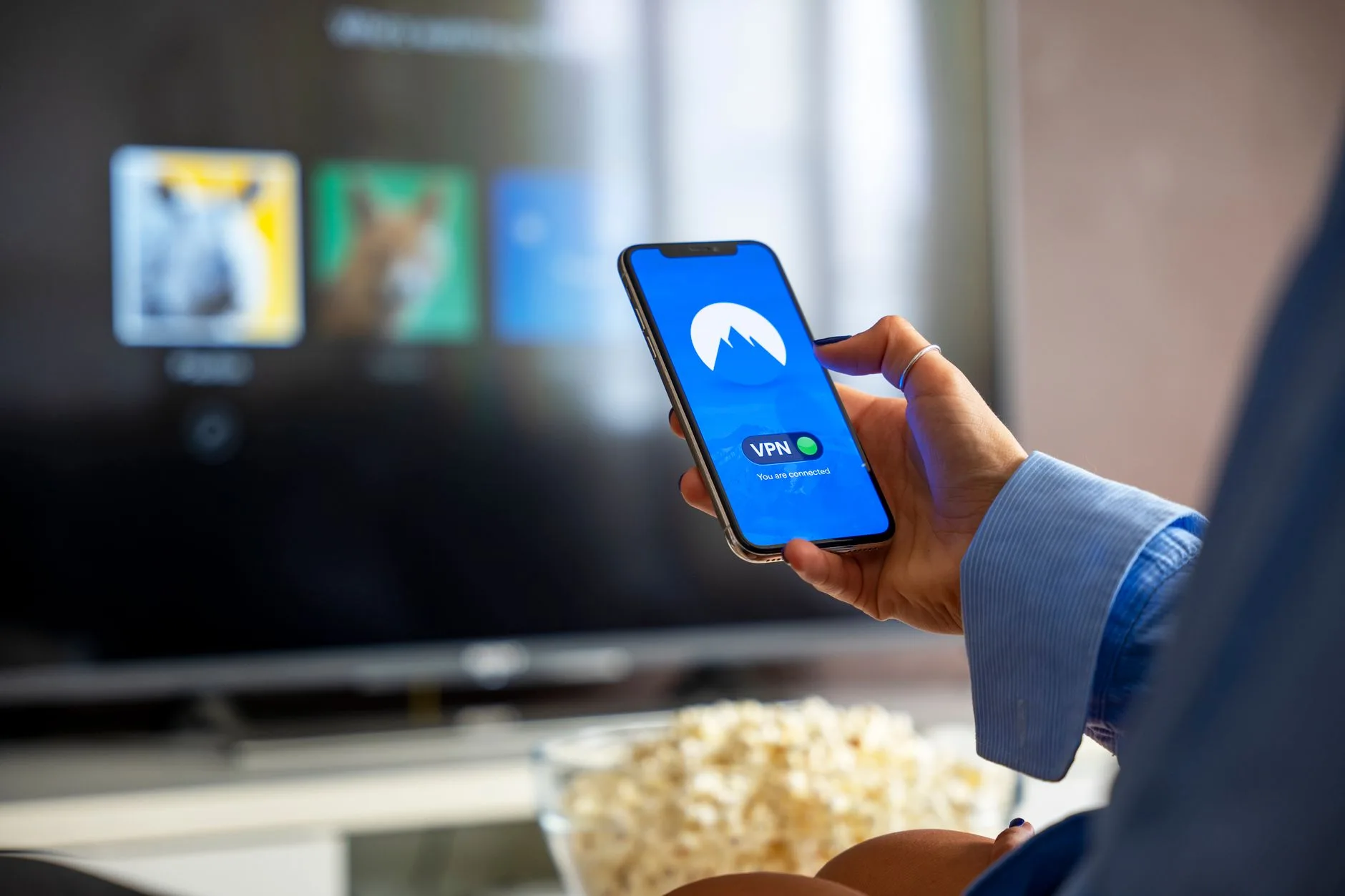Televizyon ve telefon ekranı arasında içerik izleyen genç izleyici