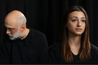 Siyah arka plan önünde belgesel röportajı
