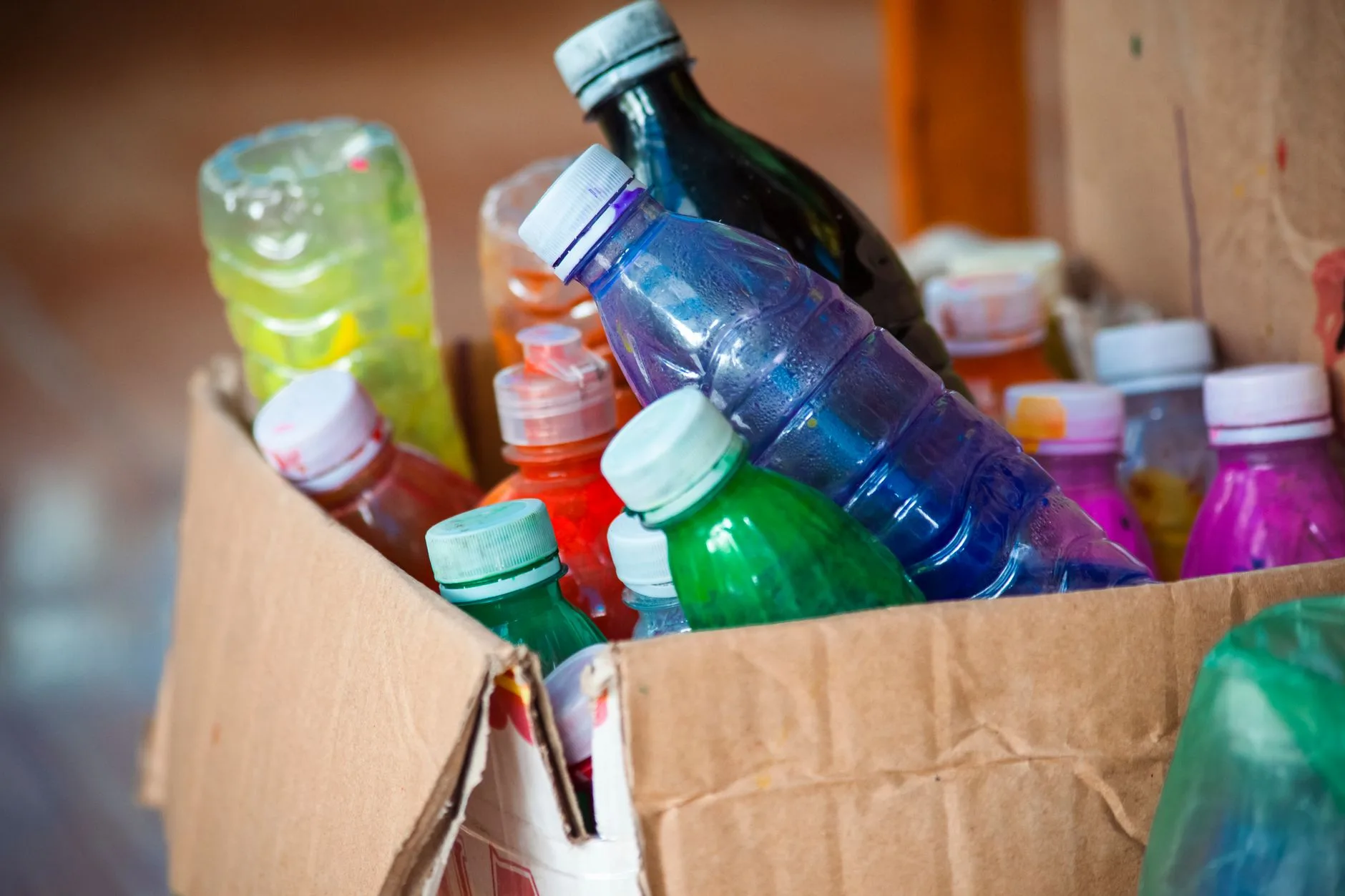 Karton ve plastik gözlük çerçevelerinin geri dönüşüm için ayrılması