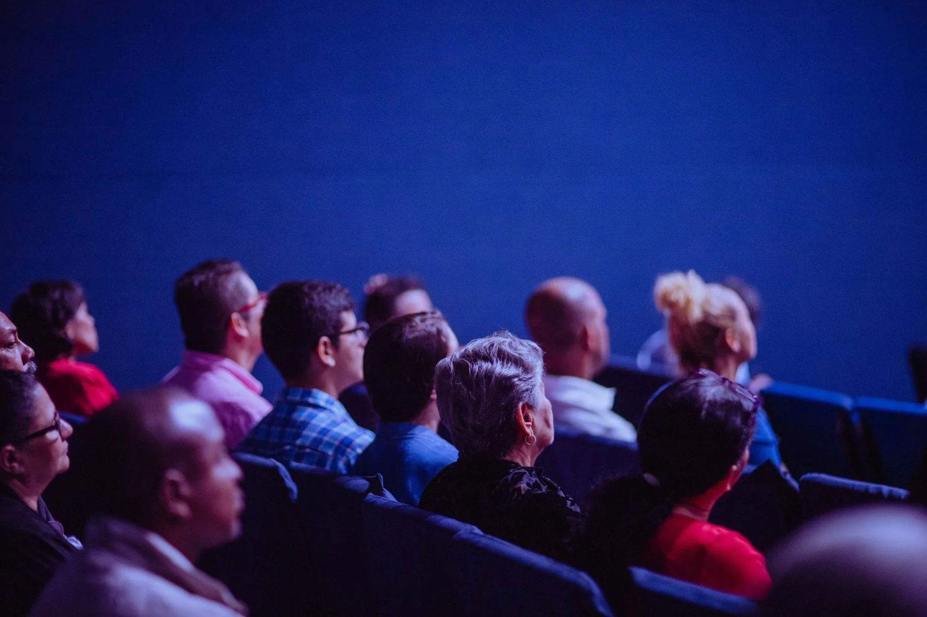 Hafta sonu film gösteriminde sinema salonunu dolduran izleyiciler