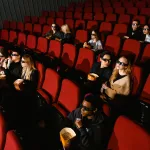 Film festivali atmosferinde kırmızı halı ve sinema salonu
