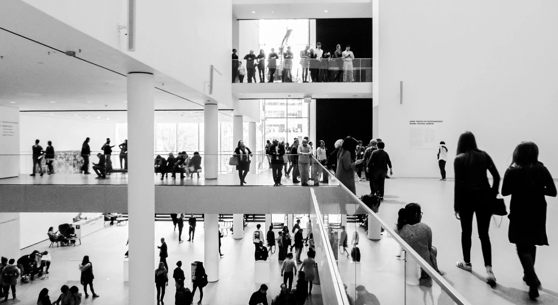 Çağdaş sanat galerisinde sergiyi inceleyen ziyaretçiler