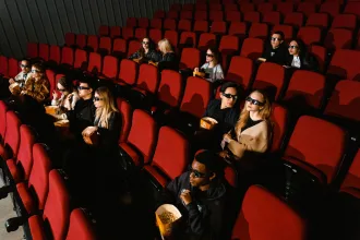 Film festivali atmosferinde kırmızı halı ve sinema salonu