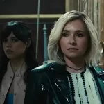 Karanlık sinema salonunda spot ışığı altında boş koltuklar