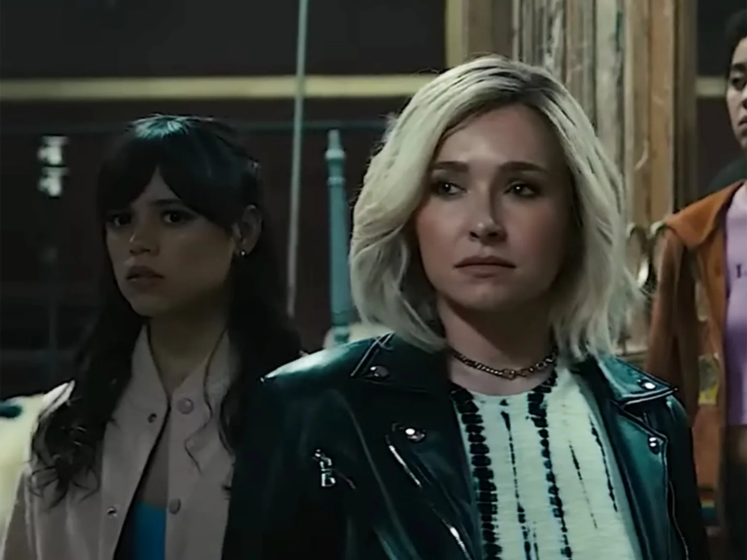 Karanlık sinema salonunda spot ışığı altında boş koltuklar