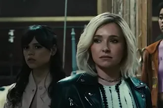 Karanlık sinema salonunda spot ışığı altında boş koltuklar