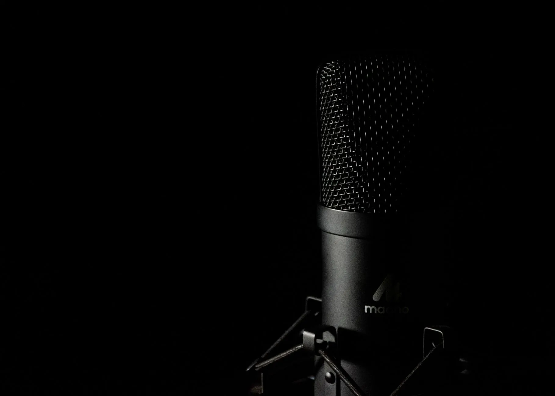 Karanlık bir stüdyoda podcast mikrofonu