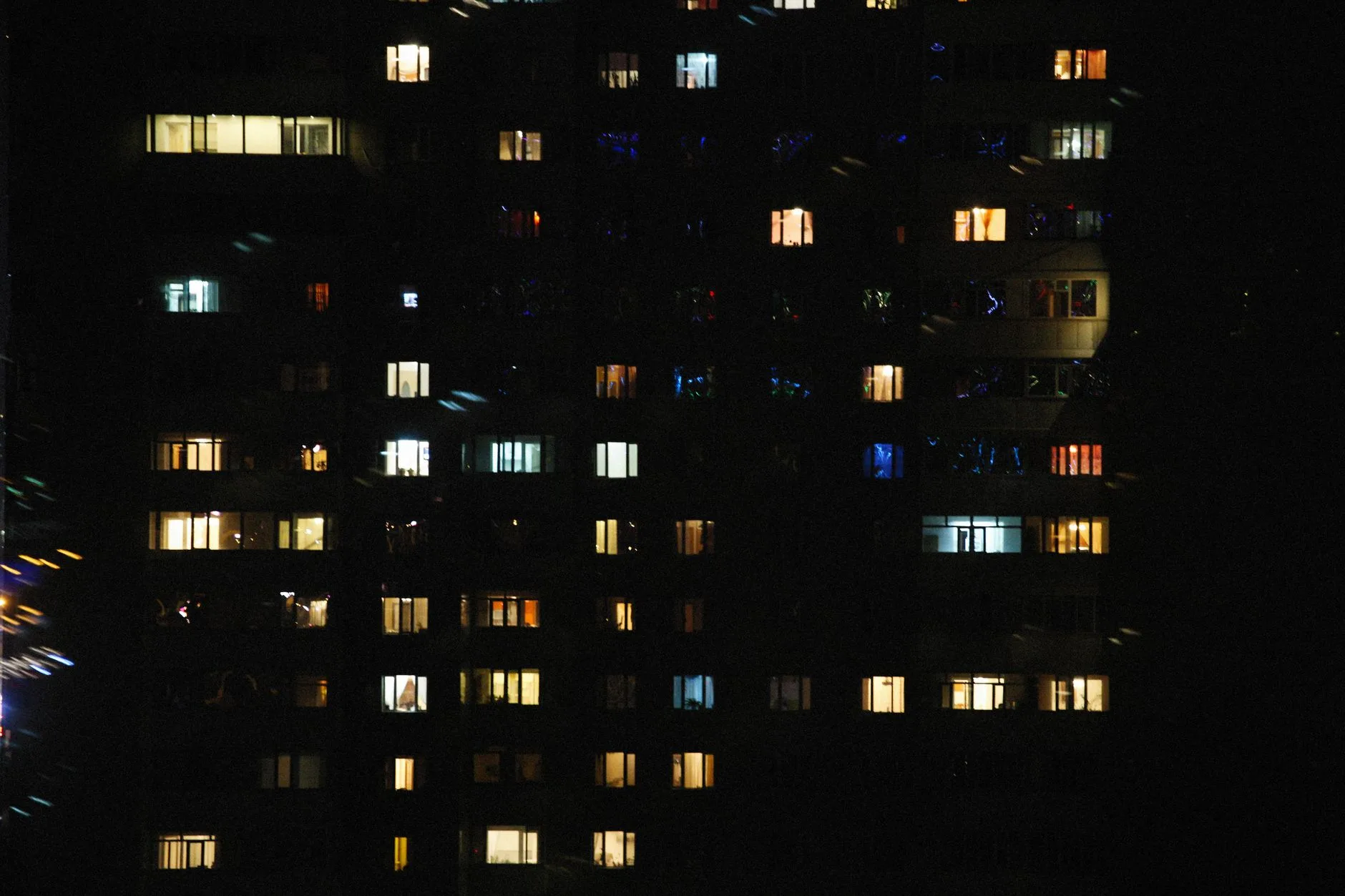 Gece bir apartman penceresinin ardından görülen çift