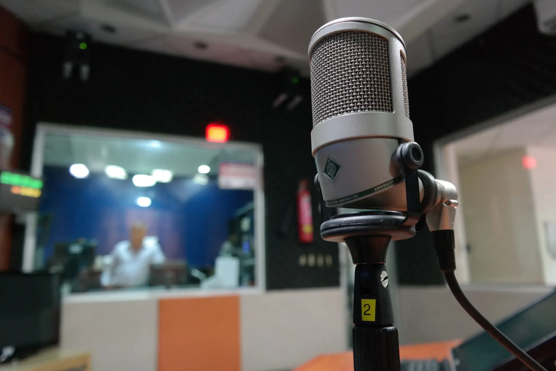 Oyuncunun radyo ve animasyon seslendirme deneyimini simgeleyen mikrofon görüntüsü