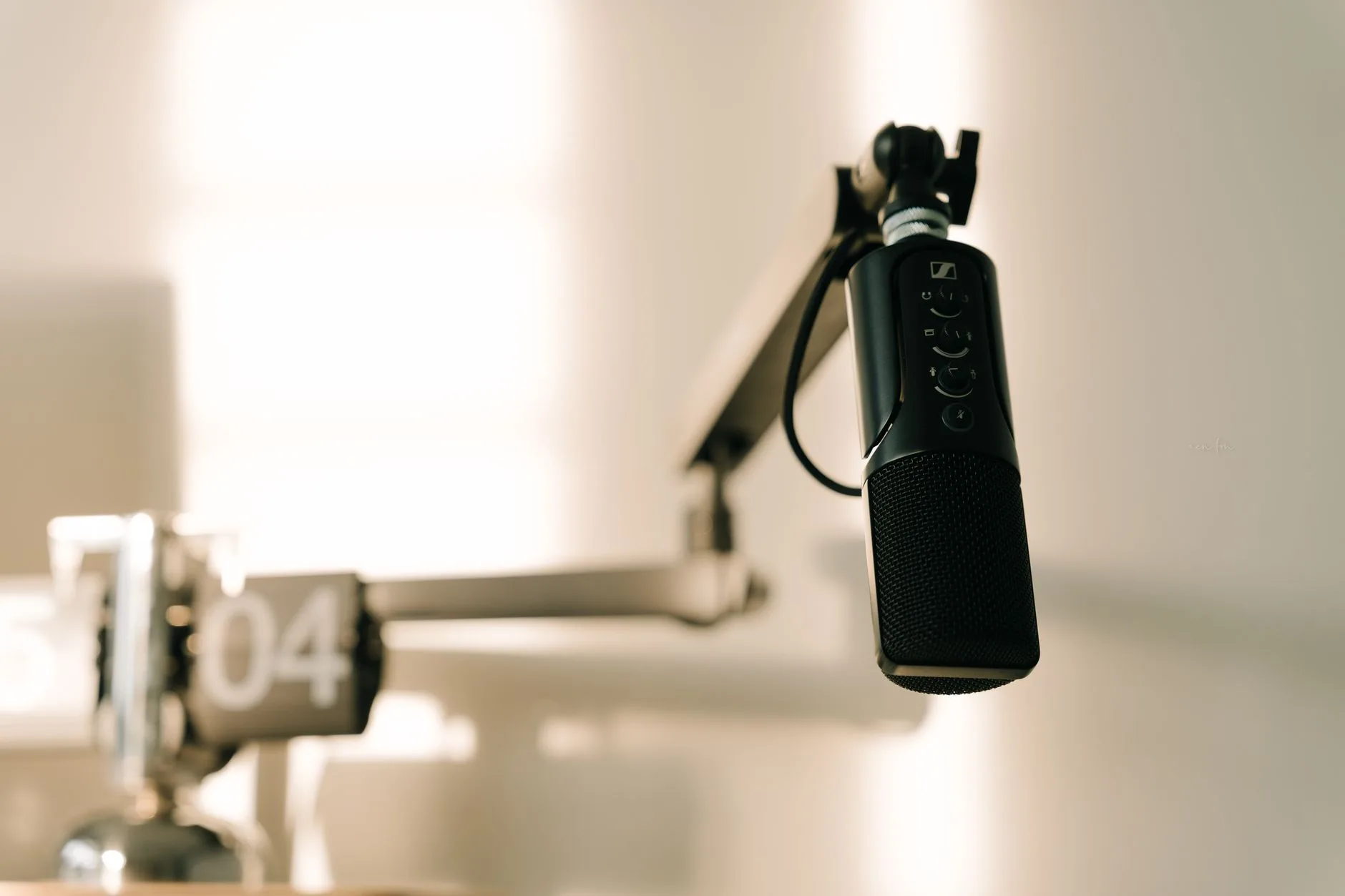 Podcast kaydı yapılan bir stüdyo ve mikrofon