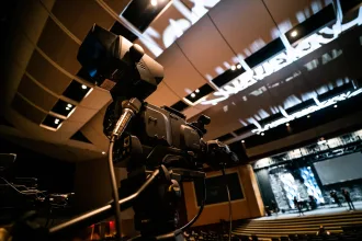 Film ve gelişen teknolojilerin kesişimine odaklanan bir konferans salonu