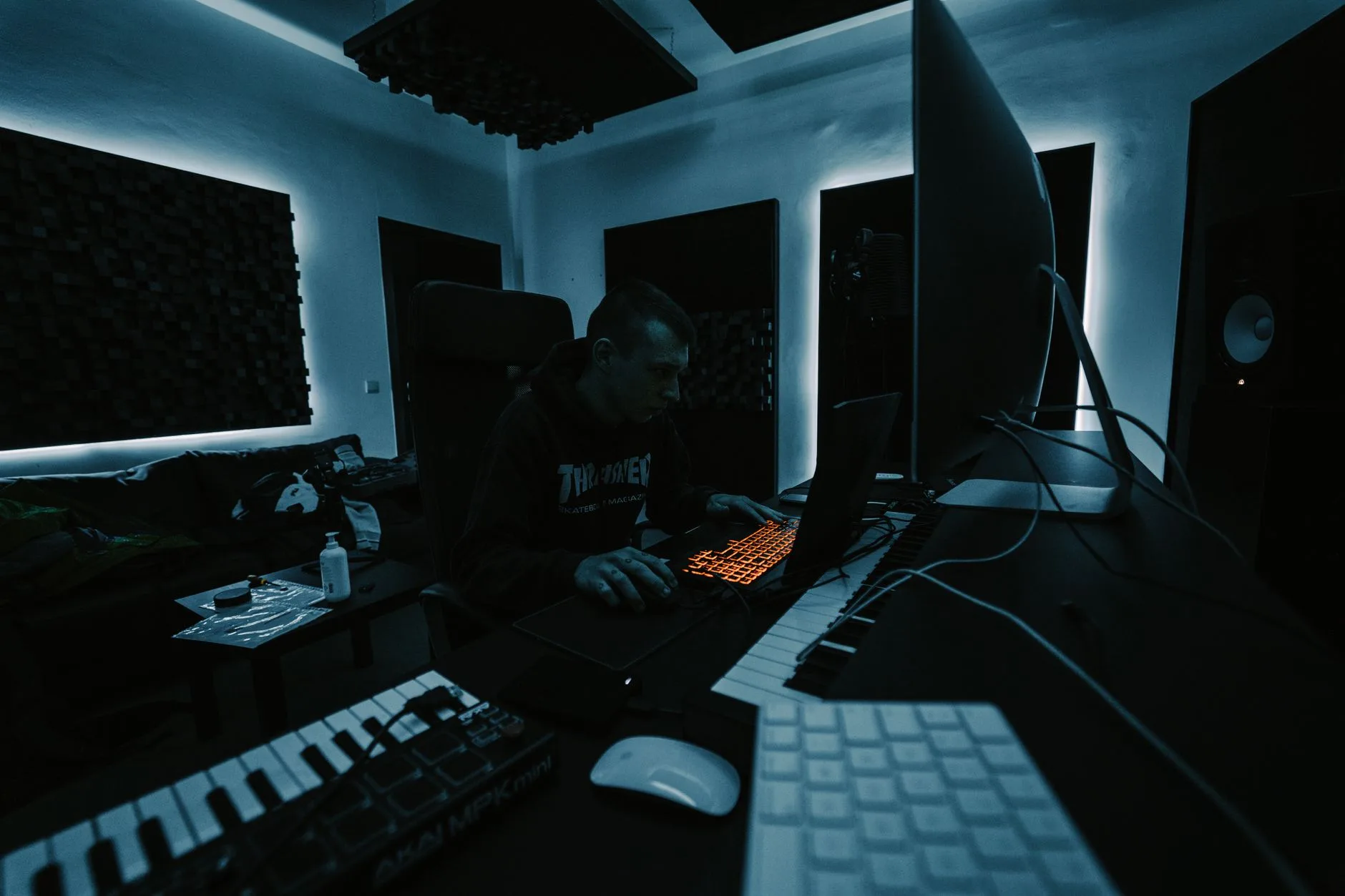 Müzik yapımcısının ev stüdyosundaki synth, gitar ve kayıt ekipmanları