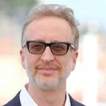 Film setinde kamera arkasında çalışan bir yönetmen