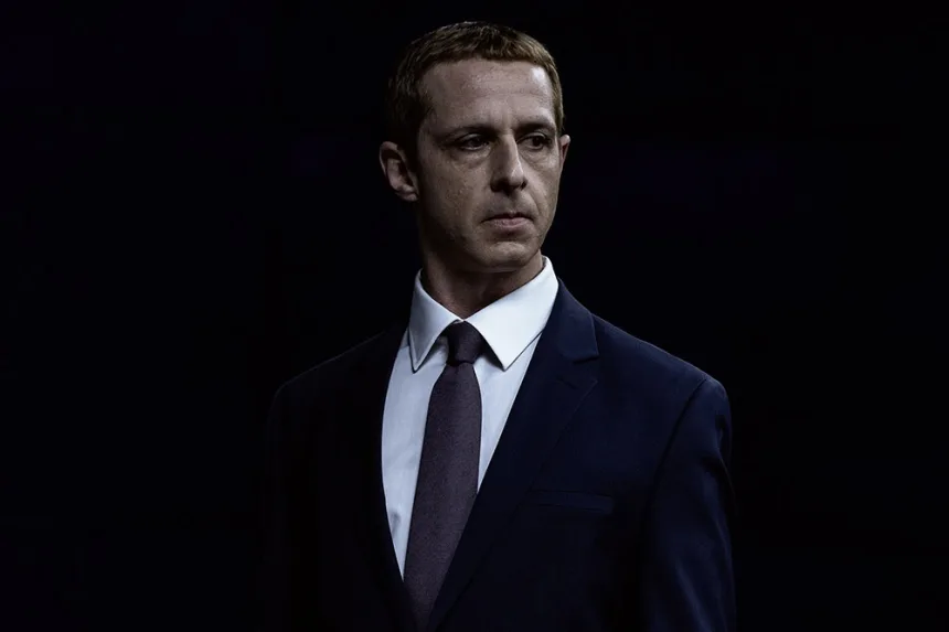 Jeremy Strong’un Mark Zuckerberg rolü ve hazırlık sürecini anlattığı röportajı temsil eden dramatik oyuncu portresi