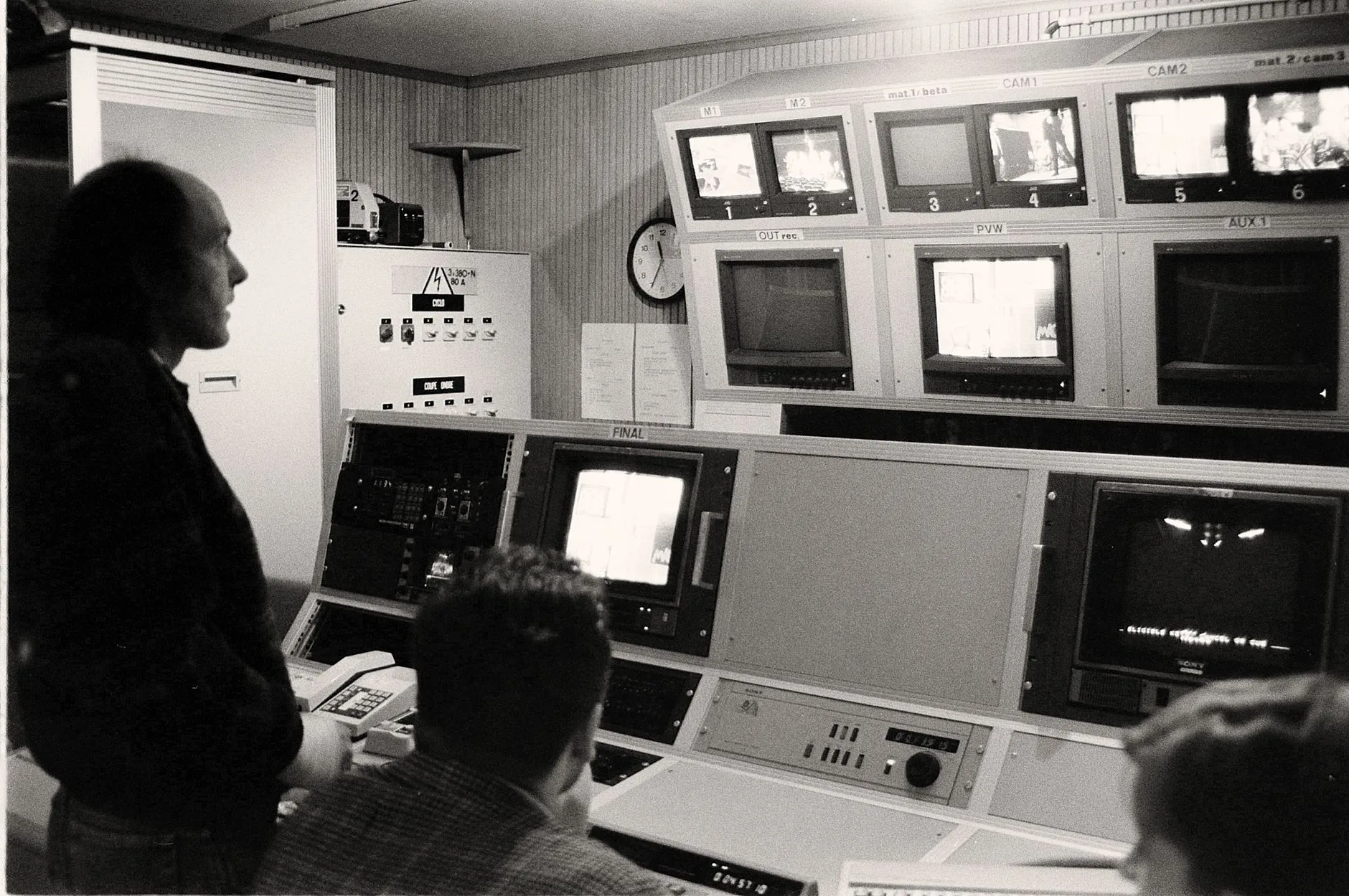 Retro bir Britanya televizyon stüdyosunda eğlence programı atmosferi