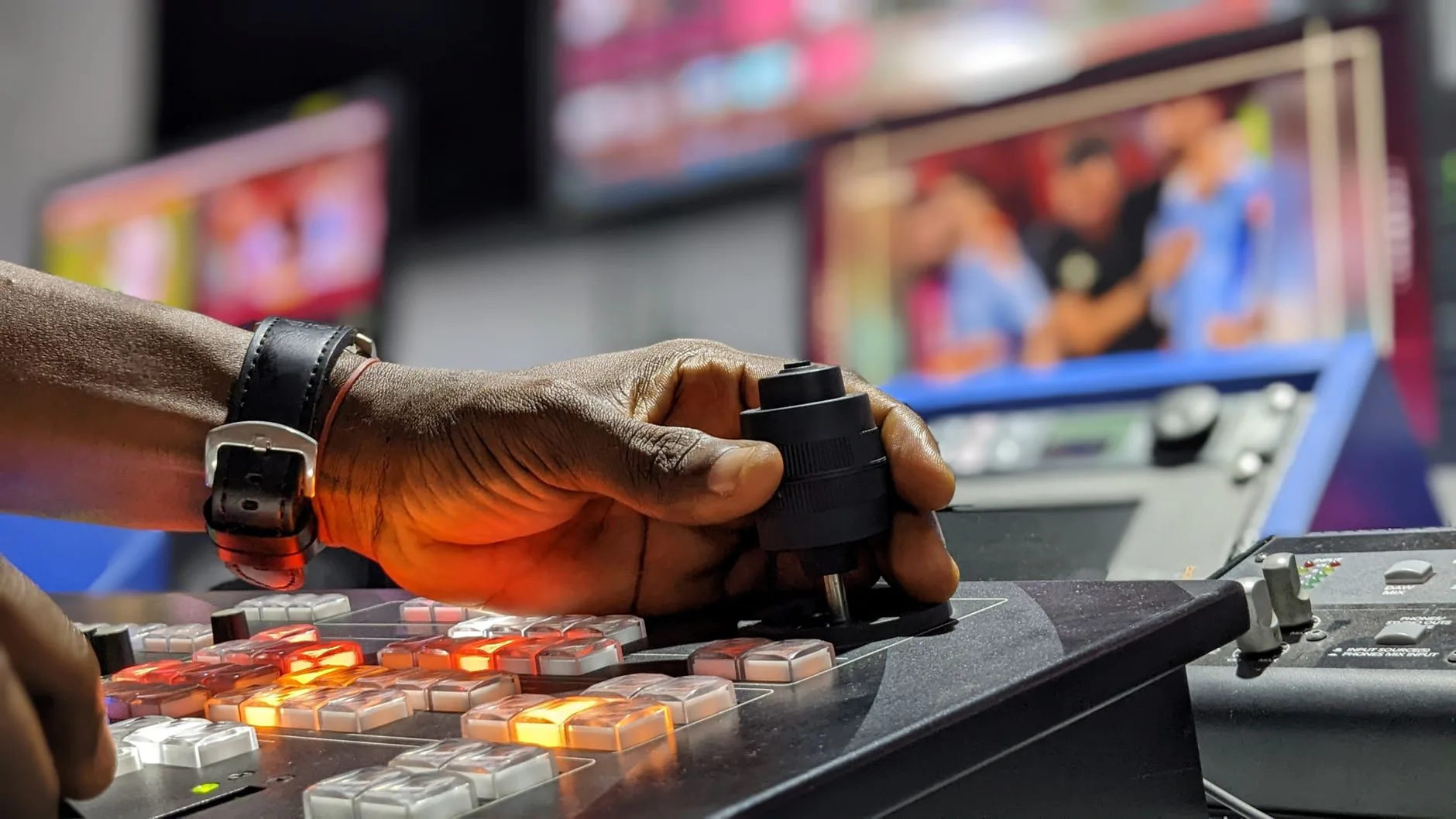 Televizyon stüdyosunda spot ışıkları altındaki sunucu masası