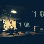 Gece programı stüdyosunda masa ve mikrofon
