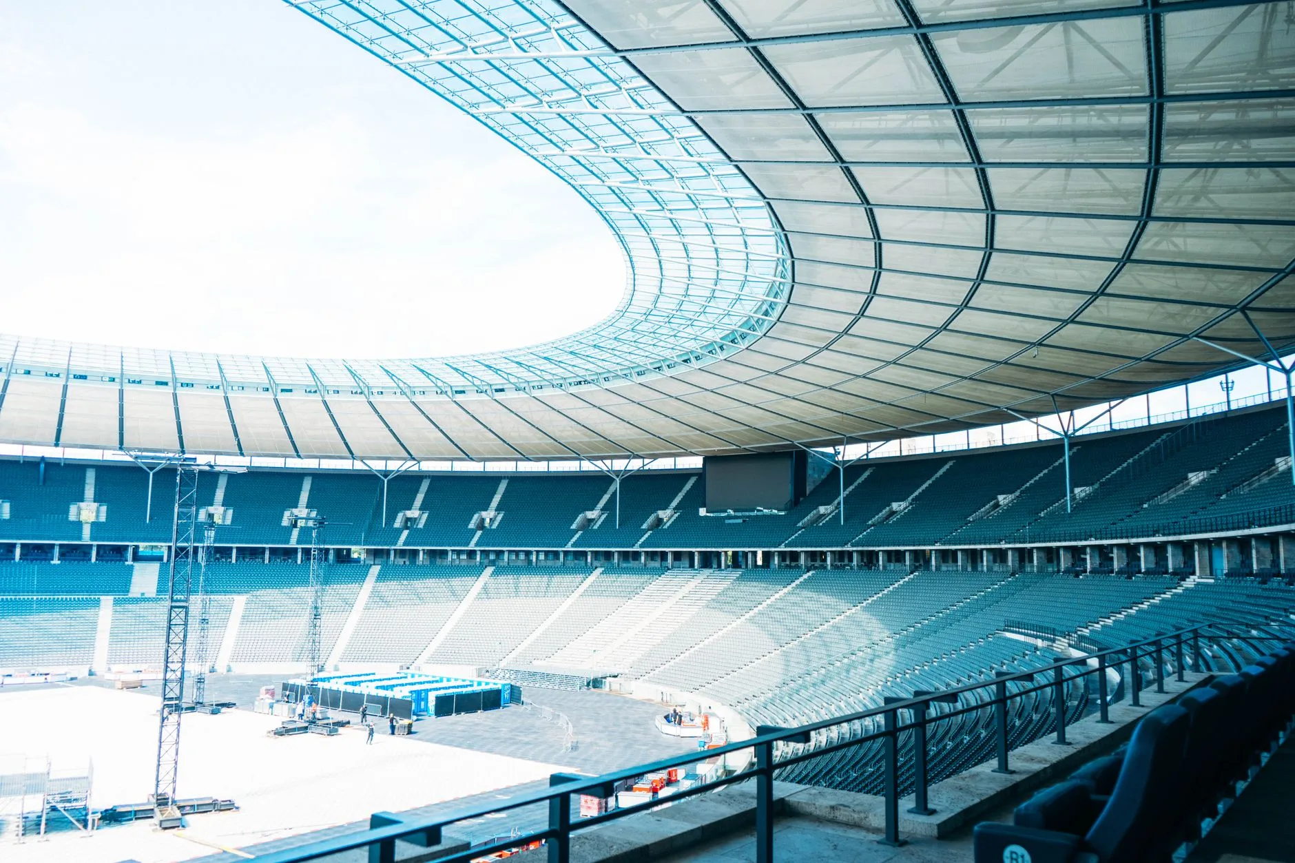 Işıklandırılmış boş stadyum tribünleri ve sahne