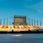 Konser hazırlıkları yapılan boş bir stadyum sahnesi