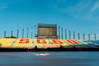 Konser hazırlıkları yapılan boş bir stadyum sahnesi