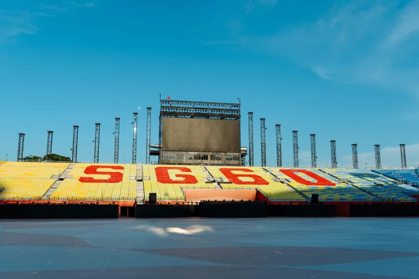 Konser hazırlıkları yapılan boş bir stadyum sahnesi