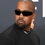 Sahne ışıkları altında bir konser kalabalığı
