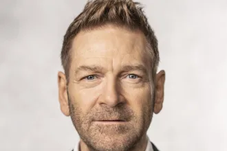 Kenneth Branagh'ın film festivali söyleşisini temsil eden sahne görüntüsü