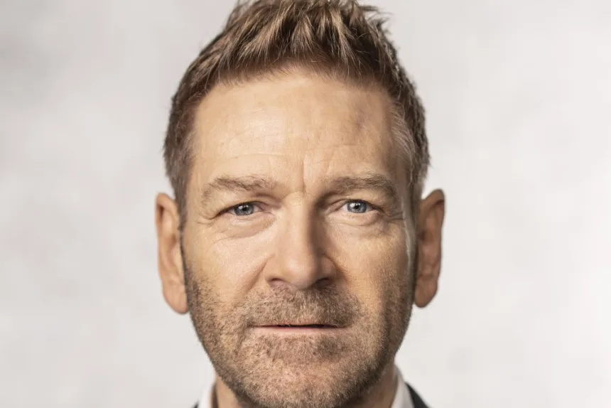 Kenneth Branagh'ın film festivali söyleşisini temsil eden sahne görüntüsü