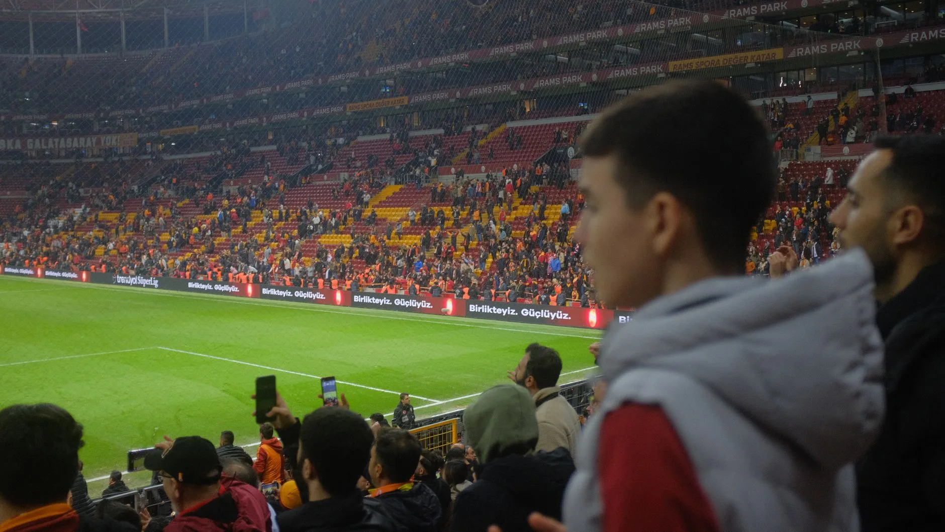 NFL ve NBA sezonlarını temsil eden kalabalık spor karşılaşması atmosferi